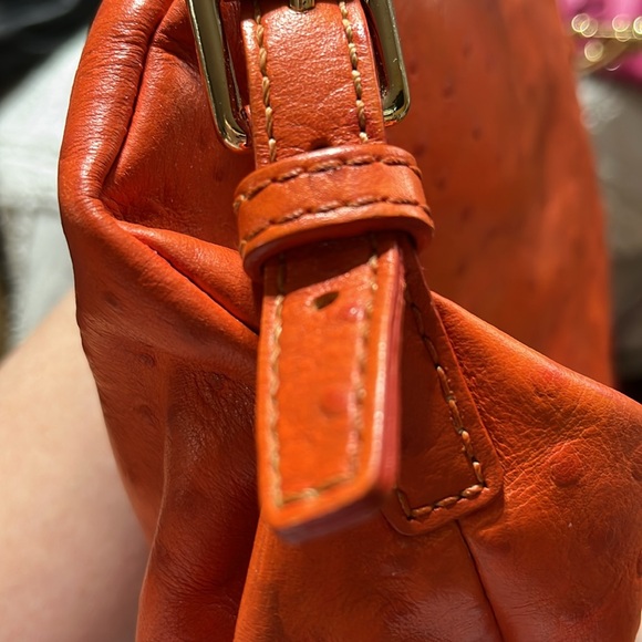 GUC shoulder bag ostrich leather has interior paint inside. - Picture 6 of 9